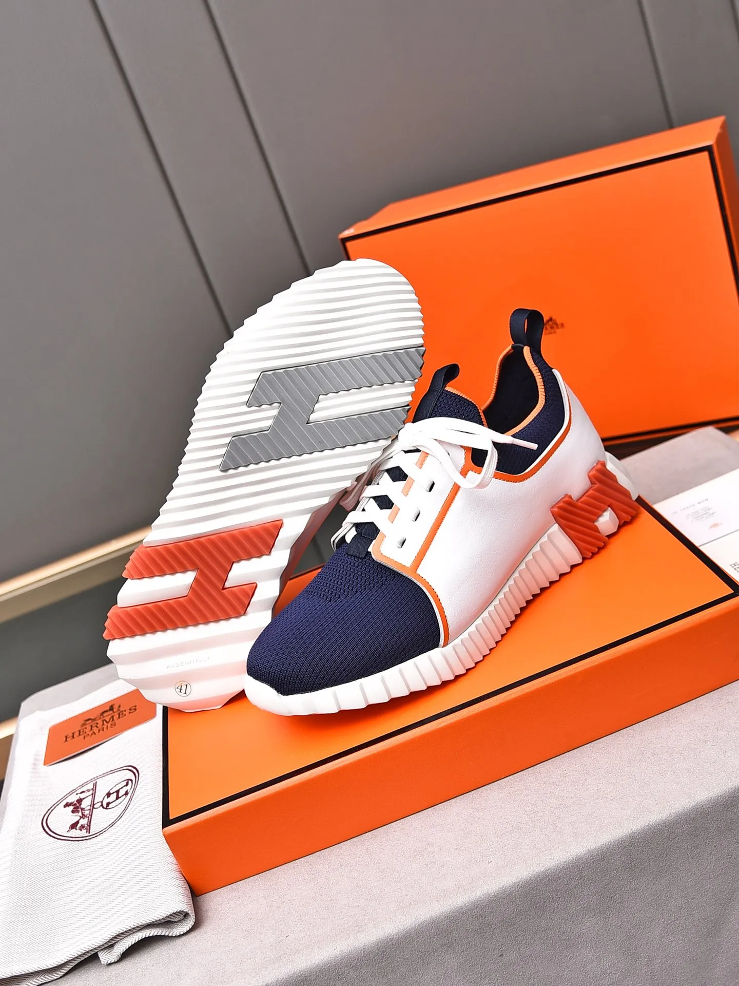 Factory price PP600 [Hermes] fe new arrival~ New Bouncing sneakers are the most comfortable shoes from Hermès, no one else⃣️. They are very light on the feet and look great. You won’t feel tired even when you go shopping and running around. 👍 Very light and comfortable, very light, suitable for both sports and leisure, and feel great when you step on them! It’s up to you to choose, there’s always what you want~ ✔️Fabric: Imported first-layer cowhide + high-elastic fly weave ✔️Inner lining: Imported water-dyed cow lining ✔️Outsole: Seamless combination of IP+TPU (multi-color letters) German technology irradiation machine ✔️Code number: Male 38-44 (45 customized)